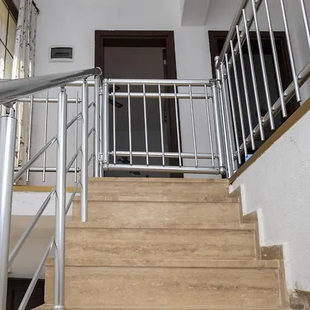 2 Brspacious House With Garden Apartment *