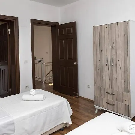 2 Brspacious House With Garden Apartment