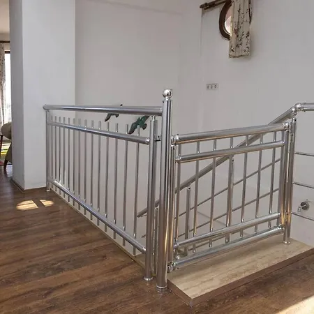 2 Brspacious House With Garden Apartment